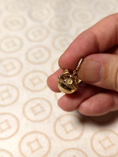 抚柳草堂-第五期章牌钱币（元旦欢庆场） 奖章勋章限时免佣 满百包邮 放漏专场 - 银质镀金小猪 重3.1g 镂空的工艺不错打标925 局部镀金有氧化