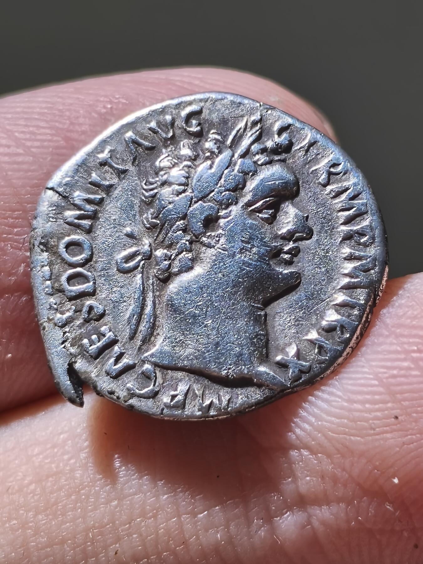 星盘世界钱币2026一月十日新年古典精品大拍 精彩纷呈 罗马帝国 公元81-96年 图密善 第纳尔银币，这一枚非常有趣，带有一个小角，而且图密善的银币大多品相不好，这一枚已经算是比较不错了