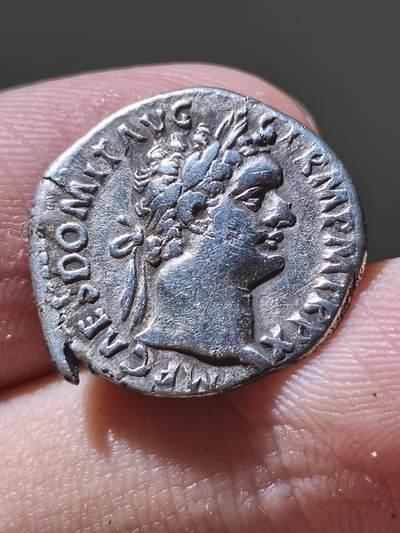 星盘世界钱币2026一月十日新年古典精品大拍 精彩纷呈 - 罗马帝国 公元81-96年 图密善 第纳尔银币，这一枚非常有趣，带有一个小角，而且图密善的银币大多品相不好，这一枚已经算是比较不错了