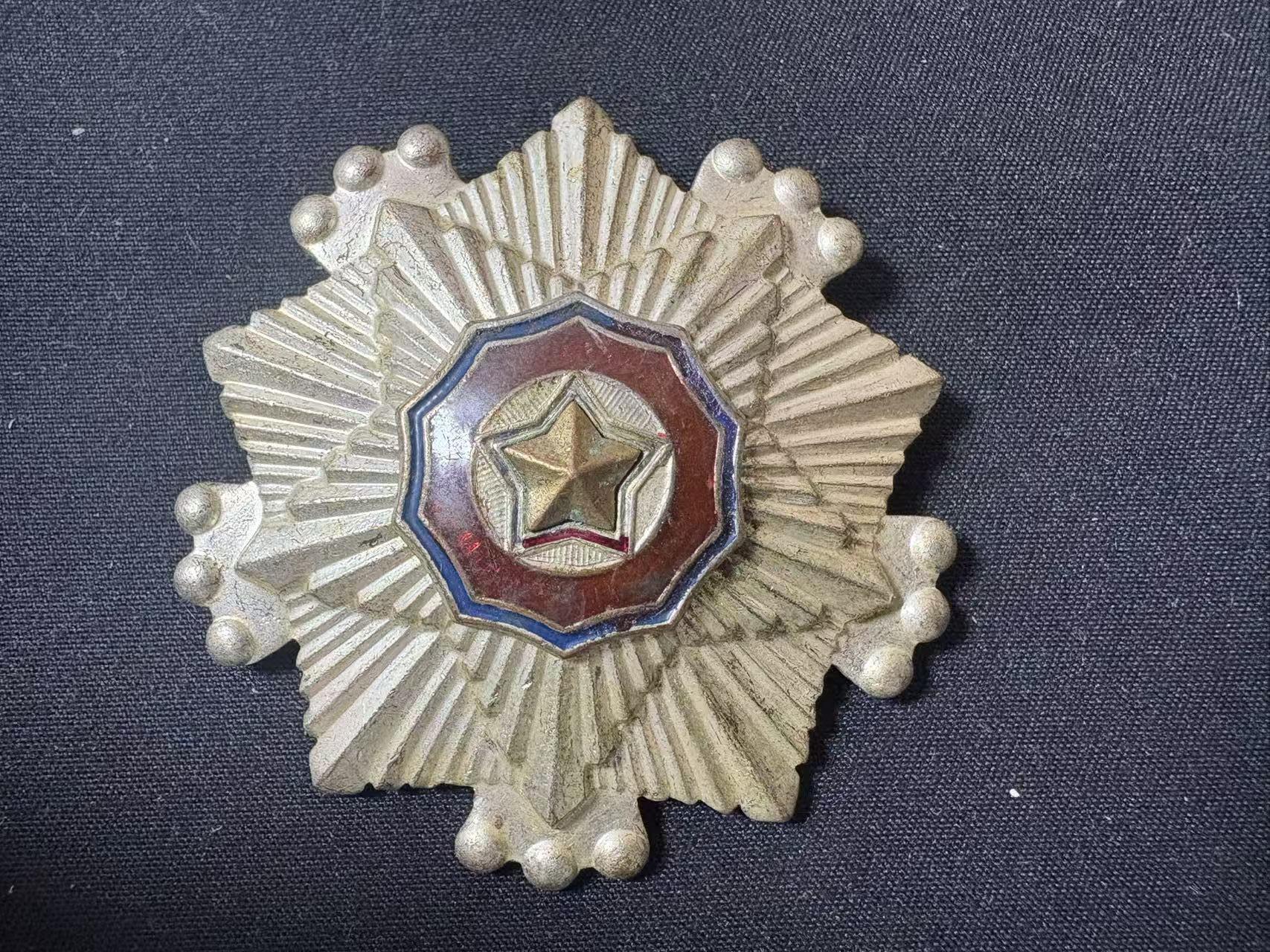 罗岚⭐爱藏⭐甄选专拍第三场-分享拍场赚佣（实体店在建中···） 朝鲜人民民主主义共和国三级国旗勋章  苦难行军时期爪纹版 镀银珐琅材质