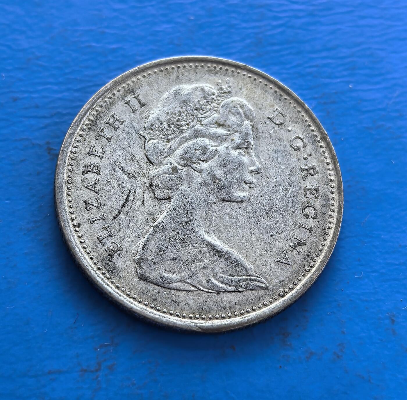 外国优质老铜币高银银币，周六九点倒数截拍，满百包邮，持续收拍 加拿大1968 年 25 分银币，正面伊丽莎白二世肖像（维系英联邦纽带），背面驯鹿（国家象征，雕刻生动），银质包浆凝岁月痕迹。见证加拿大货币与王室关联，融自然符号、君主制脉络于一体，存世因银质流通渐稀，是解码加国身份、收藏英联邦银币的独特标本 。