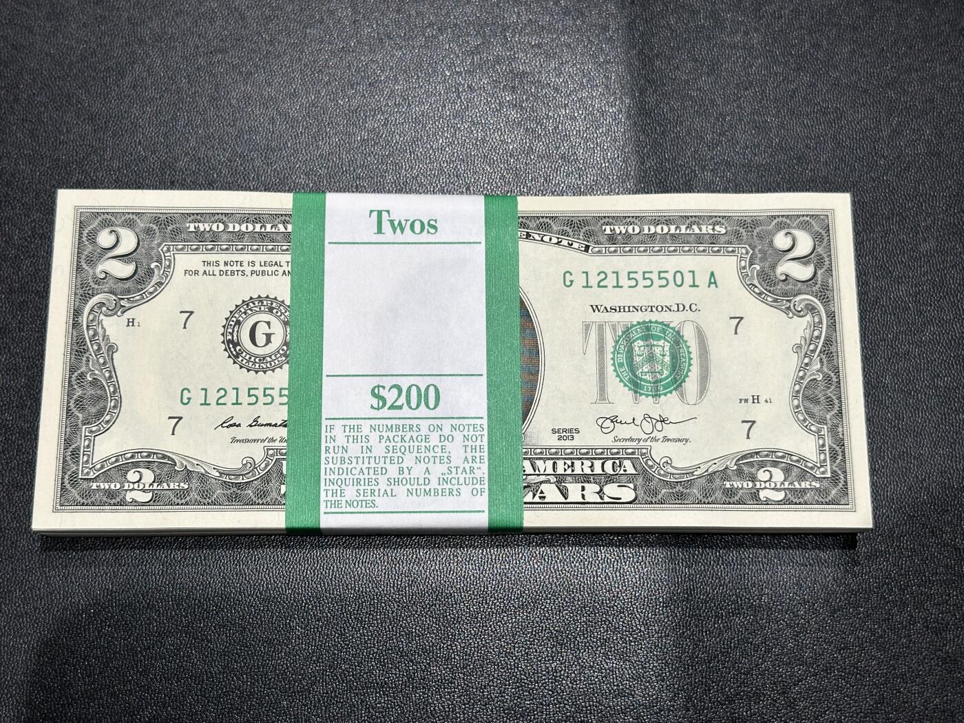 《外钞收藏家》第五百九十八期（2026年新年第一场）（本平台长期征集拍品、欢迎藏友们联系合作） 2013年美国小头版2美元 标准100连号 全新UNC 高位无47 尾501 含5个5