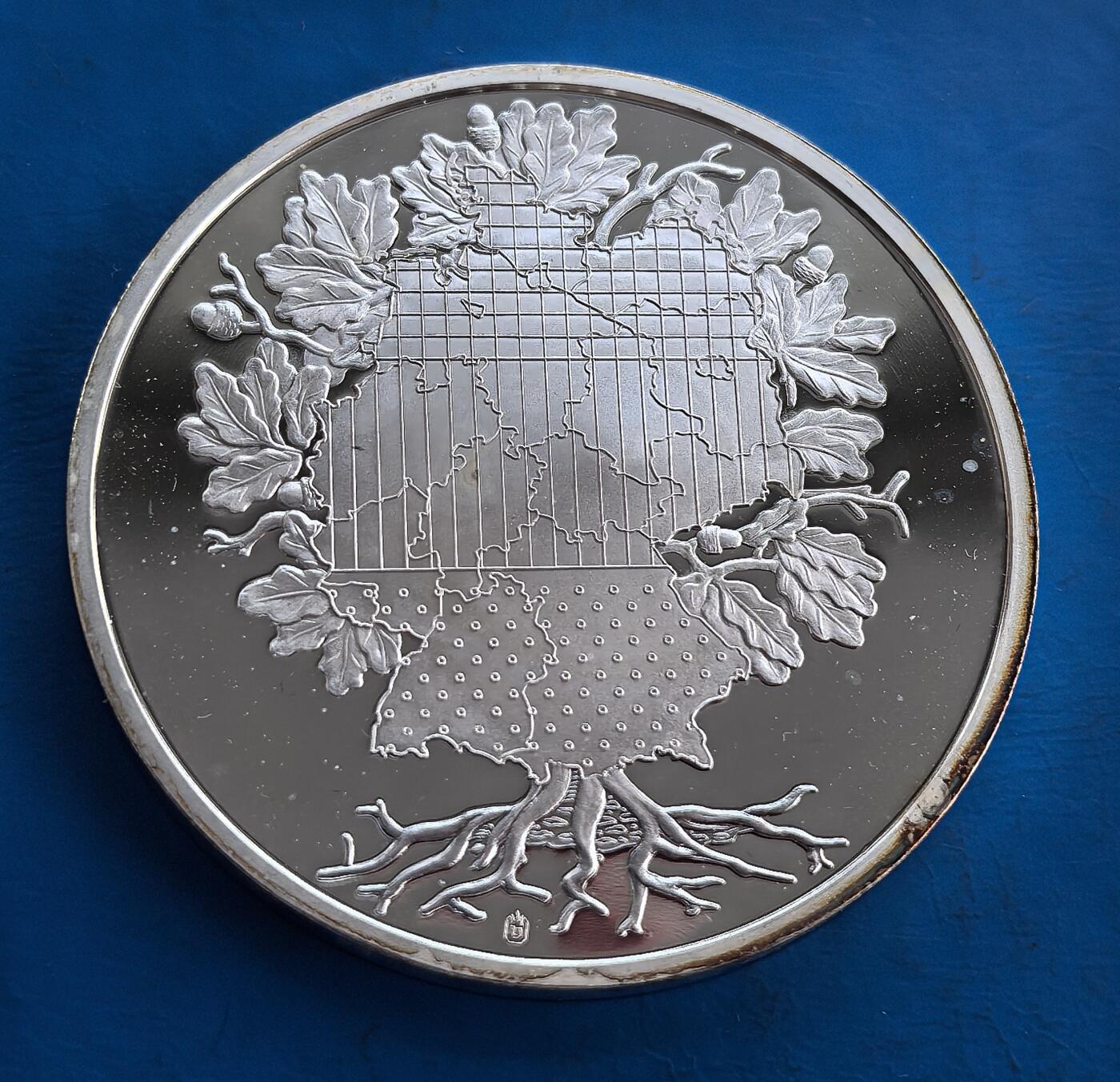 外国优质老铜币高银银币，周六九点倒数截拍，满百包邮，持续收拍 德国 “马克货币史” 纪念章（1950 - 2001，）直径50mm，59克，正面镶嵌 1990 年 1 马克镀金币，环饰历代德币微缩版；背面橡树叶环抱德国地图，象征统一根基。双金属工艺精湛，承载战后经济史与国家认同，是钱币收藏、德史研究的独特标本，历史厚重与艺术设计交融 。