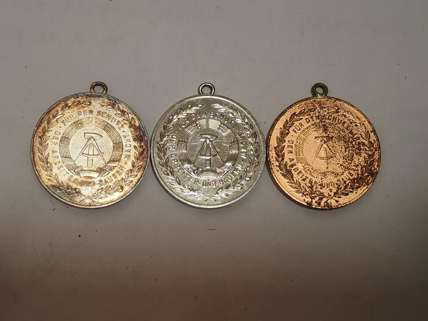 韵星假日拍卖第三十四期 -- Rimey Holidays Auction 34 民主德国奖章一组-- 国家人民军银级服务 志愿保卫国界 铜级民防