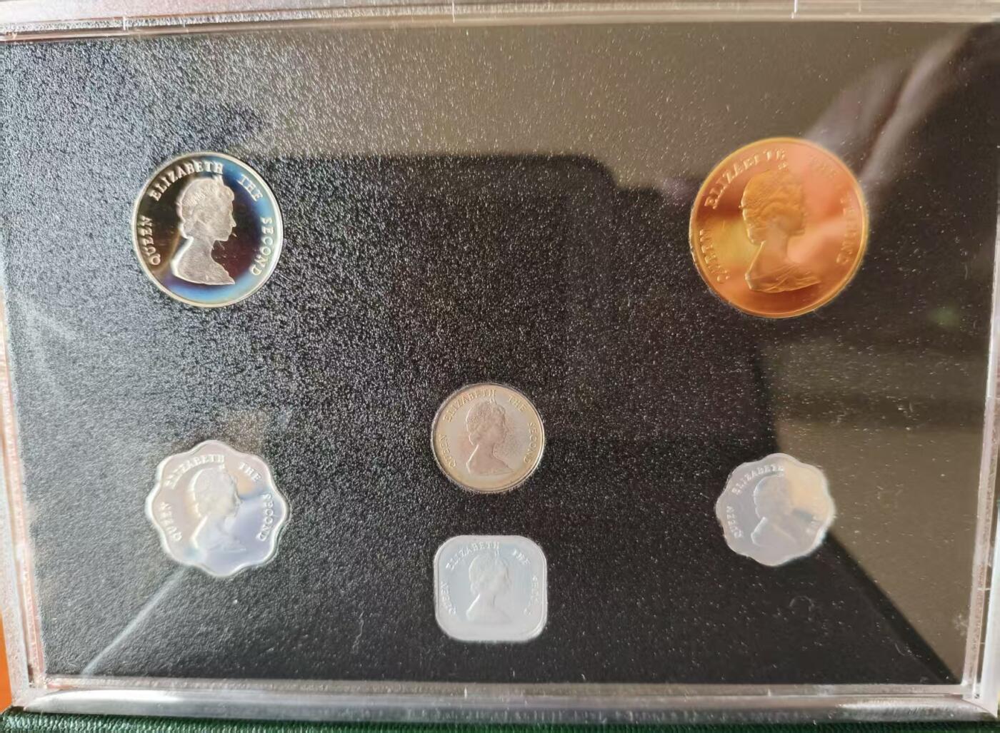 ❤️【币观天下】❤️ 第337期钱币拍卖- 2026.1.2周五晚上6点半场-长期征集拍品 加勒比地区1986年精制套币 皇家铸币厂出品，发行量2500套，这套基本都有氧化