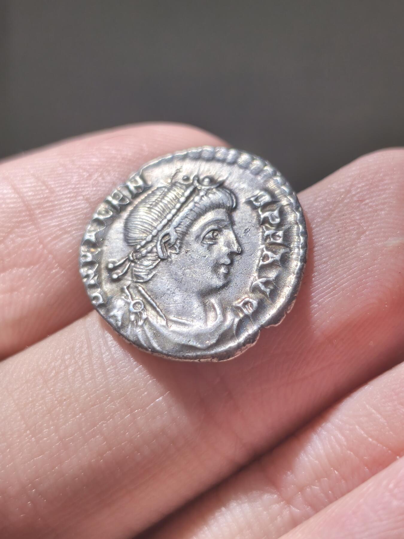 星盘世界钱币2026一月十日新年古典精品大拍 精彩纷呈 典藏美品！古罗马帝国瓦伦蒂尼安王朝瓦伦斯西利科银币328-378AC，币面铭文清晰，非常少见的品种，表面细腻丝滑，光度还不错