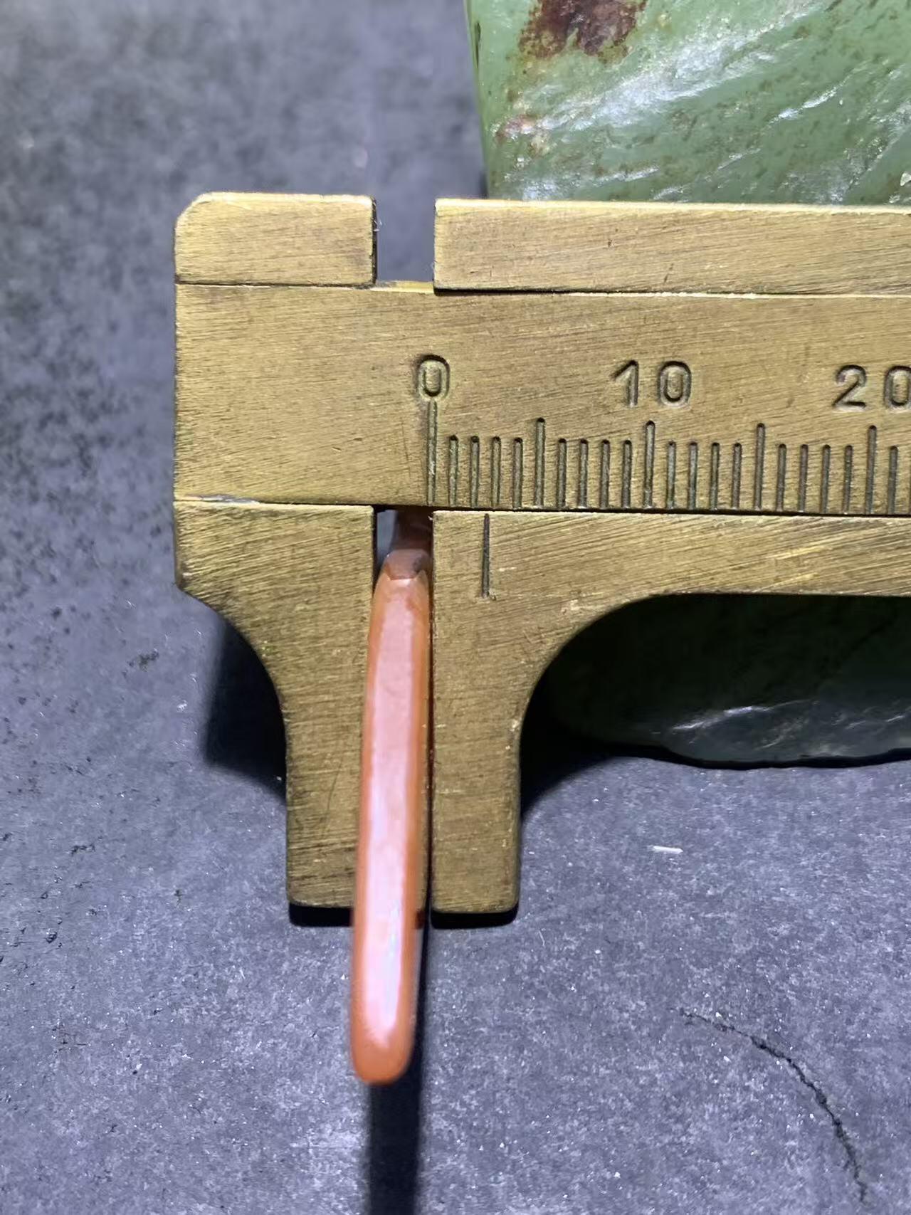 巴西玛瑙飞镖形通货吊坠一个，