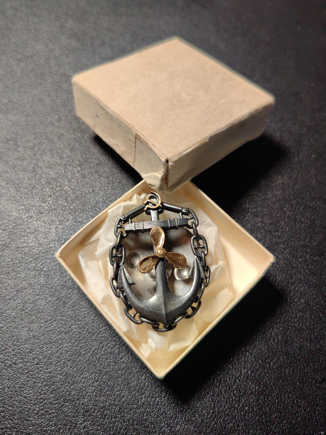 靖甫拍卖新拍第一场 苏联远洋机械师证章 库存品