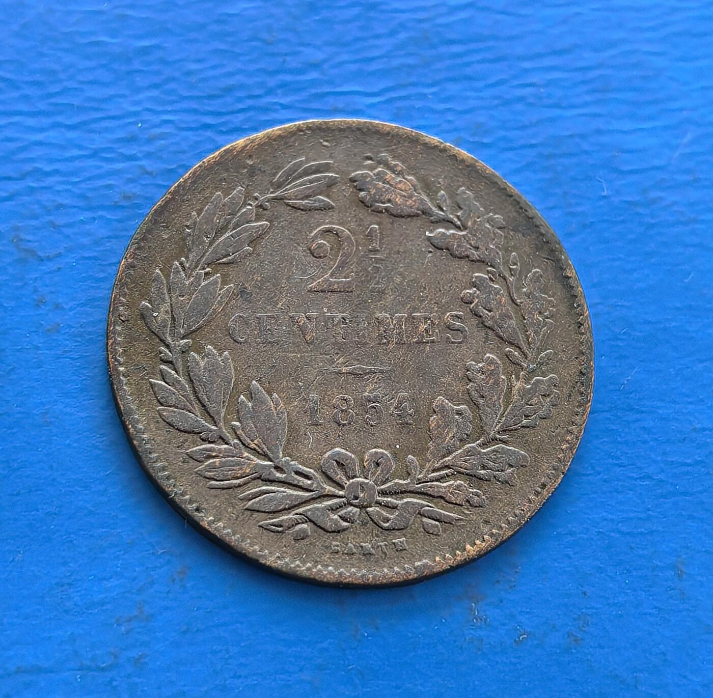 外国优质老铜币高银银币，周六九点倒数截拍，满百包邮，持续收拍 卢森堡大公国1854 年 2½ 分铜币，属君主制早期铸币。正面花环寄繁荣愿景，背面纹章（雄狮、王冠）彰王权威严，凝萃 19 世纪欧陆币艺。见证大公国货币体系初创，承载小国近代化脉络，存世因年代久远渐稀。是解码卢森堡早期历史、收藏欧陆小众币的独特标本 。