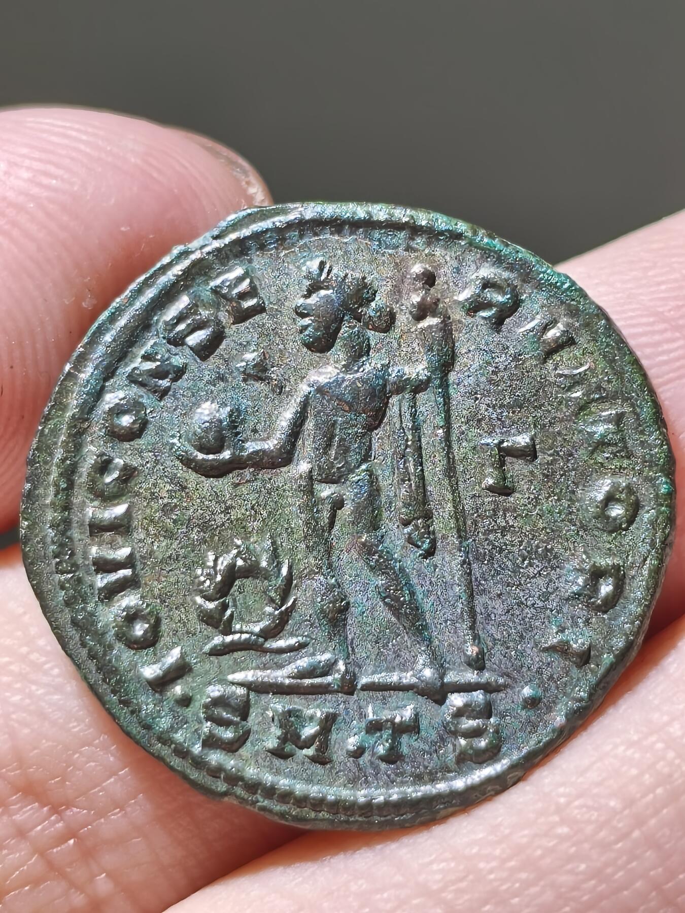 星盘世界钱币2026一月十日新年古典精品大拍 精彩纷呈 极美品！ 罗马帝国 公元312年 马克西米努斯二世 大富利铜币，这枚枚银层保留的还算不错，带有淡淡的薄锈，非常漂亮的状态，这一版头像比较有意思，喜欢的朋友可以去凑一套马克西米努斯二世的头像