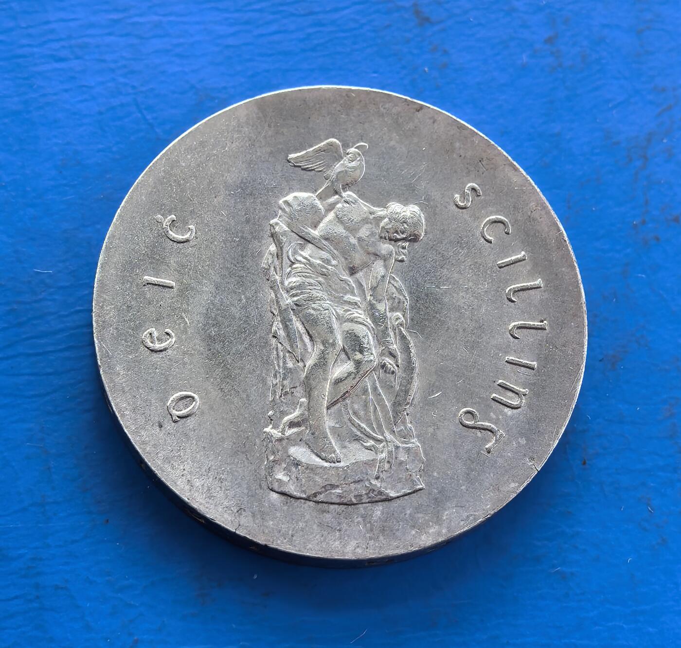 外国优质老铜币高银银币，周六九点倒数截拍，满百包邮，持续收拍 爱尔兰1966 年 6 先令银币，纪念复活节起义 50 周年，承载民族独立抗争记忆。正面人物肖像、背面雕塑，银质包浆。融艺术与历史符号，见证关键历史节点，存世因纪念属性更显珍贵，是解码爱尔兰近代史与币艺的独特标本 。