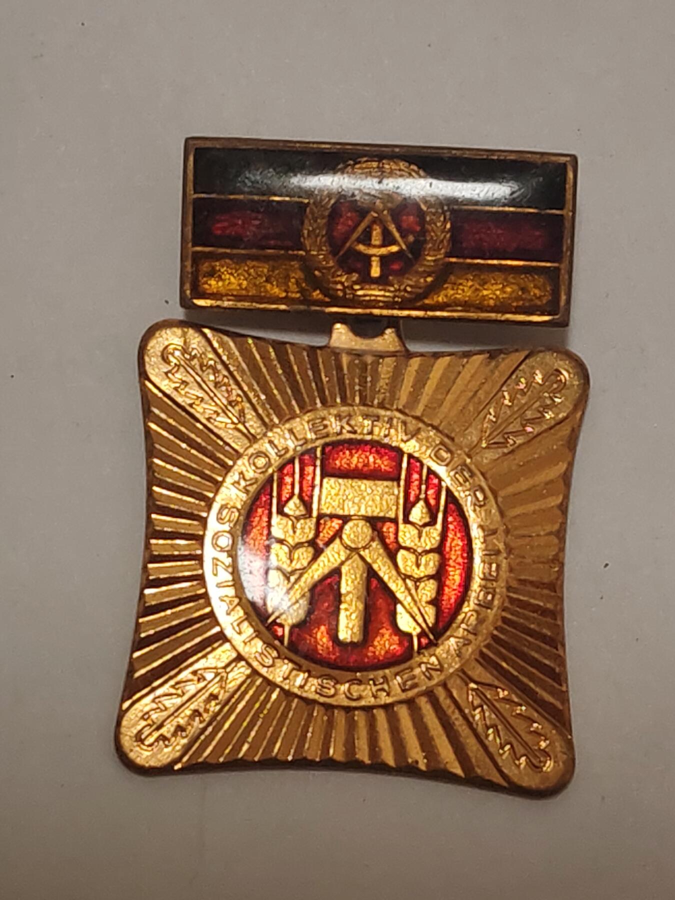 韵星假日拍卖第三十四期 -- Rimey Holidays Auction 34 民主德国集体劳动模范奖章