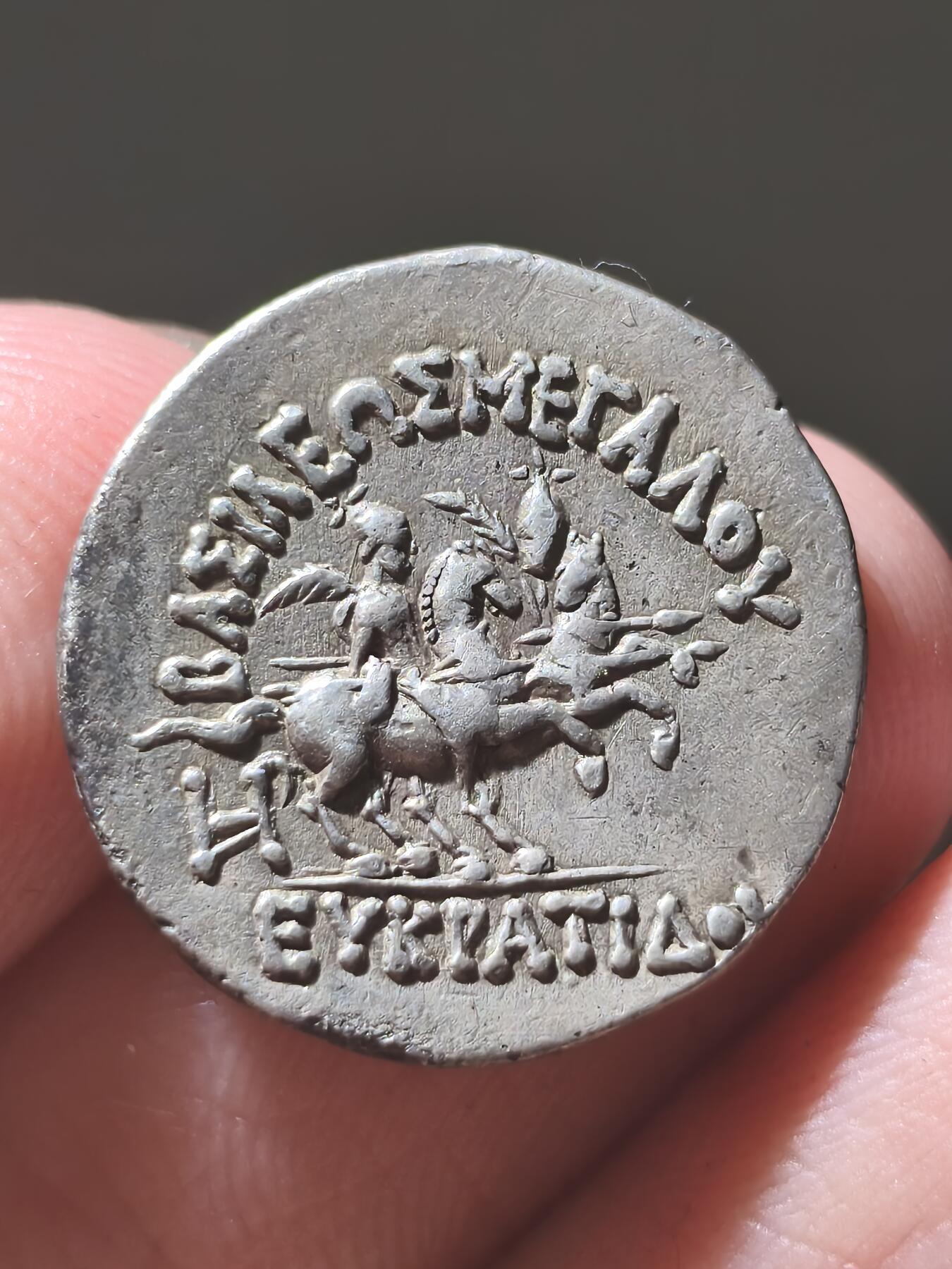 星盘世界钱币2026一月十日新年古典精品大拍 精彩纷呈 典藏名品美品！希腊化-中亚 巴克特里亚王国-欧克拉提德斯国王 1德拉克马银币 背面是狄俄斯库里兄弟骑兵 文骑马面王像，品相非常漂亮，铭文清晰图案全美，底板光滑平整，而且这种类型的着盔版非常少见，这一枚应该是普什卡拉瓦提造币厂的