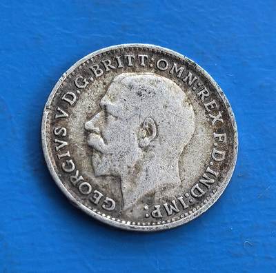 外国优质老铜币高银银币，周六九点倒数截拍，满百包邮，持续收拍 - 英国1917 年 3 便士银币，正面乔治五世像，背面 “3” 与皇冠环绕花叶，铸于一战时期。银质包浆凝战争岁月痕，见证英帝国巅峰与动荡。属殖民时代流通币，承载君主符号与历史叙事，为研究一战货币、英王统治的稀有标本，藏帝国余晖与时代印记，小众却具厚重历史价值 。