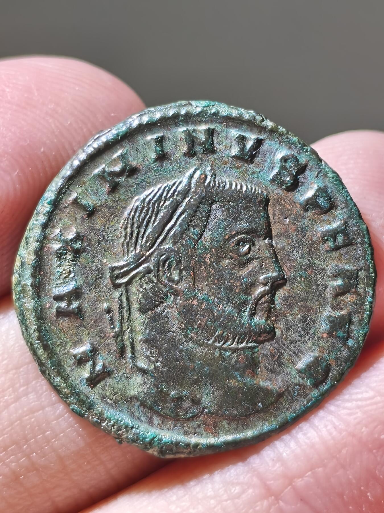 星盘世界钱币2026一月十日新年古典精品大拍 精彩纷呈 极美品！ 罗马帝国 公元312年 马克西米努斯二世 大富利铜币，这枚枚银层保留的还算不错，带有淡淡的薄锈，非常漂亮的状态，这一版头像比较有意思，喜欢的朋友可以去凑一套马克西米努斯二世的头像