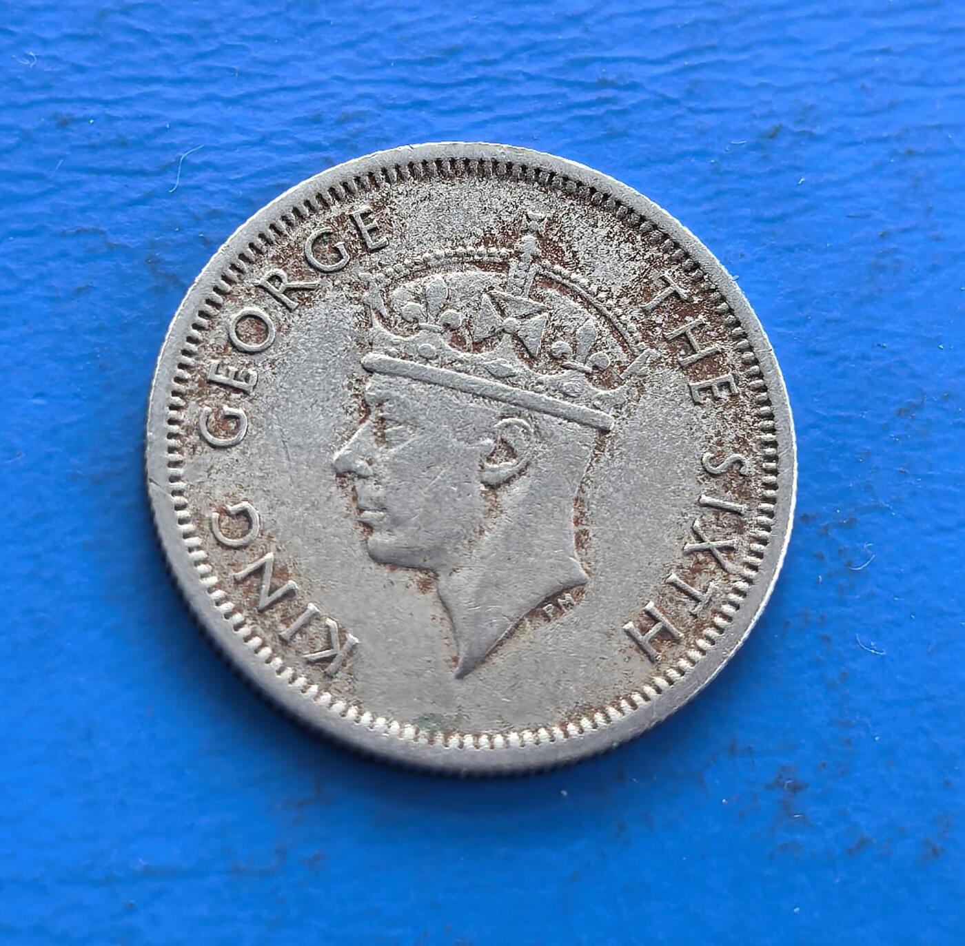 外国优质老铜币高银银币，周六九点倒数截拍，满百包邮，持续收拍 英属南罗德西亚 1951 年6 便士，铸于乔治六世时期，见证非洲殖民史。背面交叉短柄斧显地域符号，正面国王像凝帝国威严。银质包浆载岁月痕迹，存世因殖民变迁渐稀 。属英属非洲币标本，解码南部非洲殖民脉络，藏帝国与地域意趣，小众收藏独特标的 。