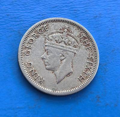 外国优质老铜币高银银币，周六九点倒数截拍，满百包邮，持续收拍 - 英属南罗德西亚 1951 年6 便士，铸于乔治六世时期，见证非洲殖民史。背面交叉短柄斧显地域符号，正面国王像凝帝国威严。银质包浆载岁月痕迹，存世因殖民变迁渐稀 。属英属非洲币标本，解码南部非洲殖民脉络，藏帝国与地域意趣，小众收藏独特标的 。