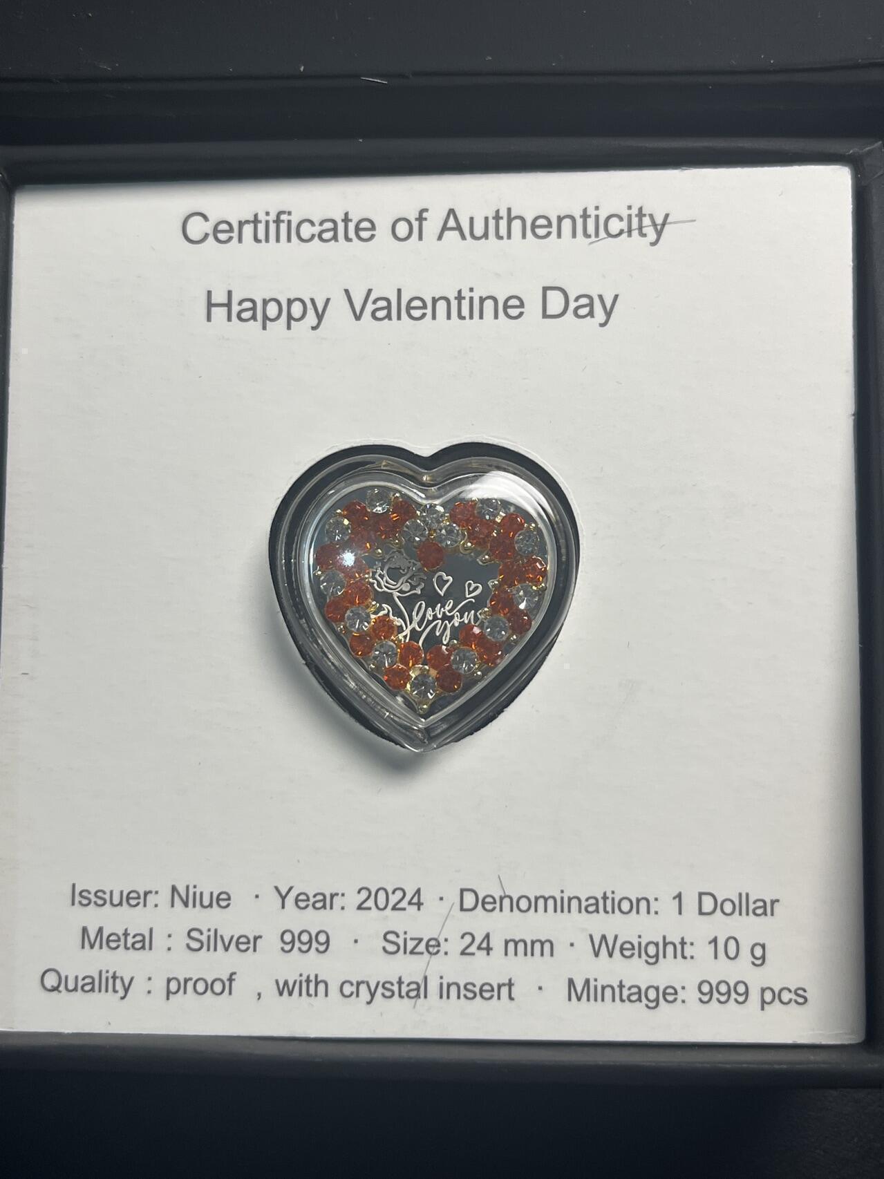 ❤️【币观天下】❤️ 第337期钱币拍卖- 2026.1.2周五晚上6点半场-长期征集拍品 原厂盒证纽埃2024年情人节快乐镶嵌镀金花饰、镶嵌水晶心形精制银币999银10克直径24毫米发行量999枚