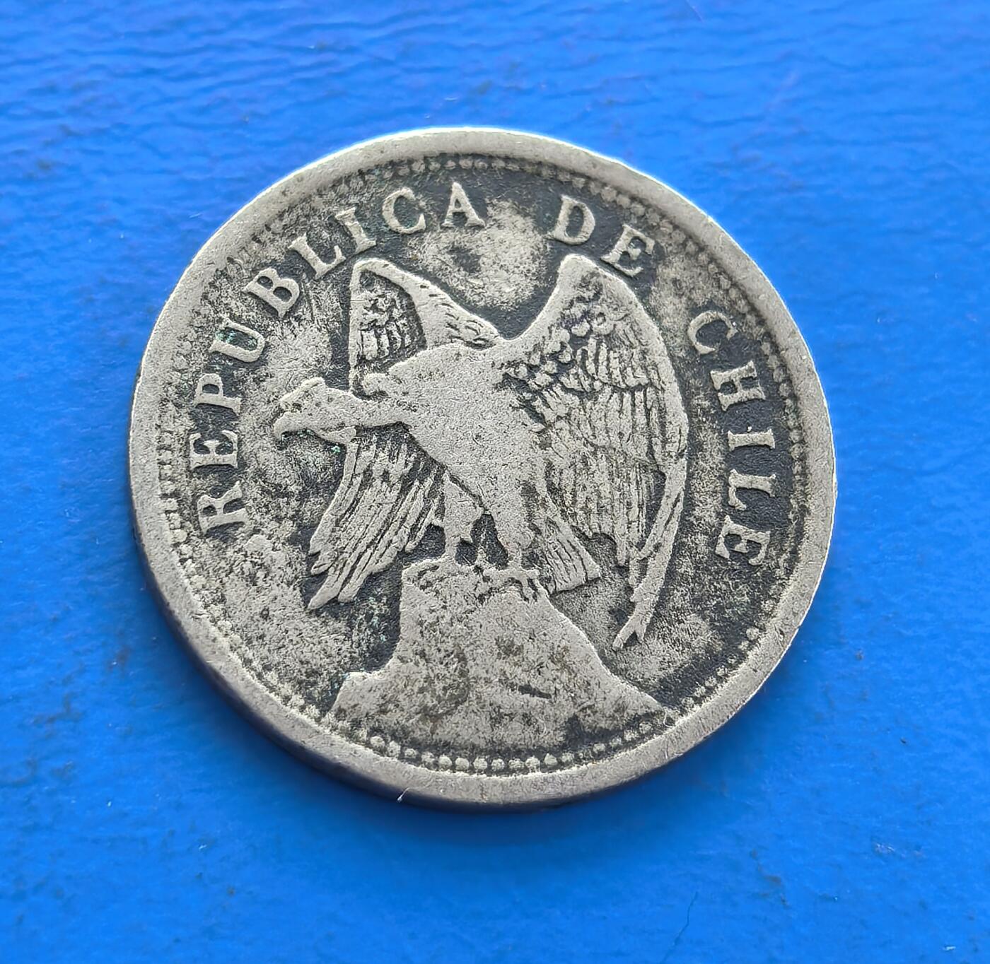 外国优质老铜币高银银币，周六九点倒数截拍，满百包邮，持续收拍 智利1921 年20 分，正面安第斯神鹰（智利象征，彰独立精神），背面麦穗环饰面值，隐现锤镰符号（映时代思潮）。铜镍包浆载百年痕迹，设计融国家标识与社会脉络，见证共和期变迁。南美地域小众，存世稀见，是解码拉美历史、收藏异域符号的独特标的 。