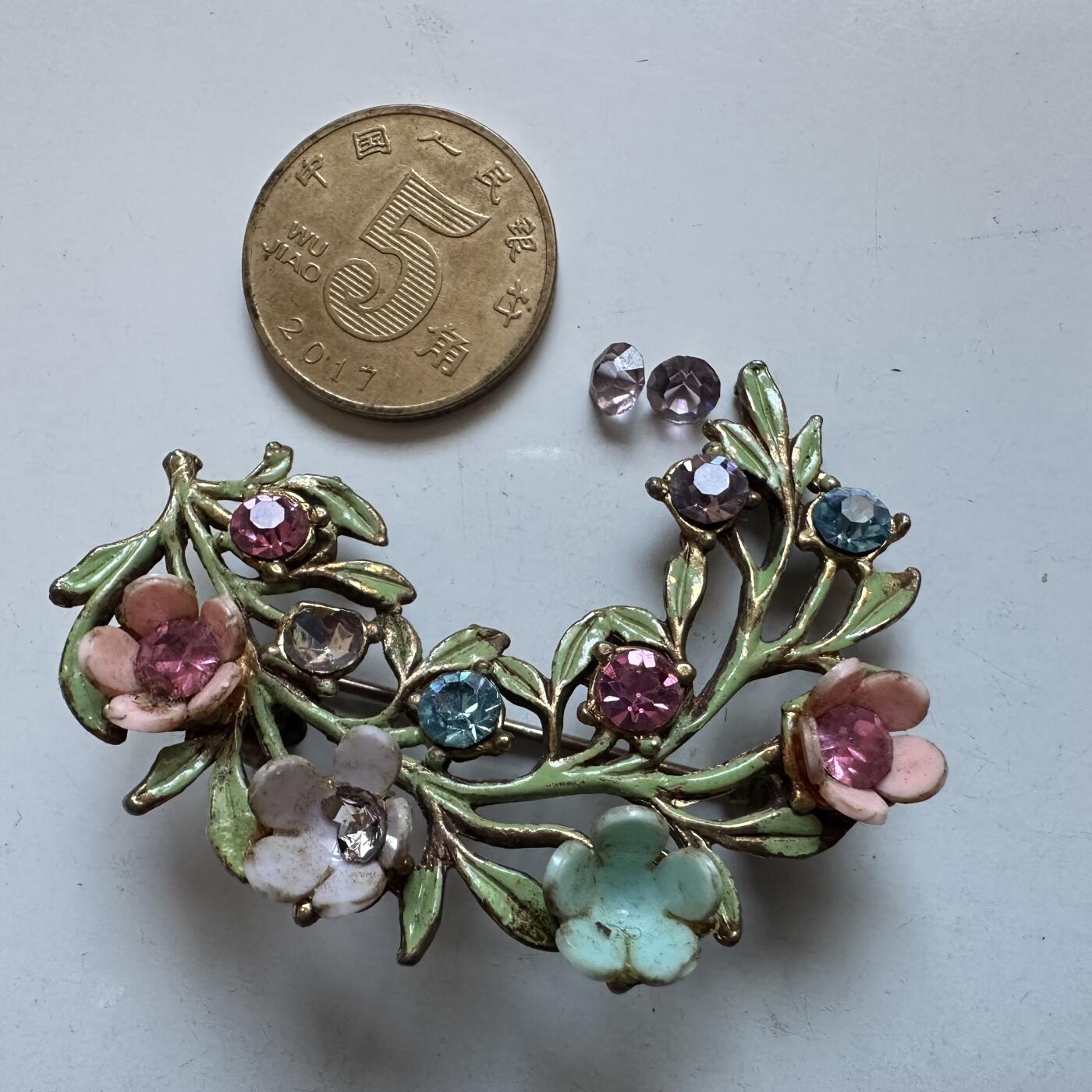 🌹外币初藏🌹🐯2026年第1场  每周二四六晚8️⃣点 接代拍 珐琅工艺胸针 2颗钻掉落