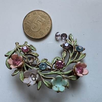 🌹外币初藏🌹🐯2026年第1场  每周二四六晚8️⃣点 接代拍 - 珐琅工艺胸针 2颗钻掉落