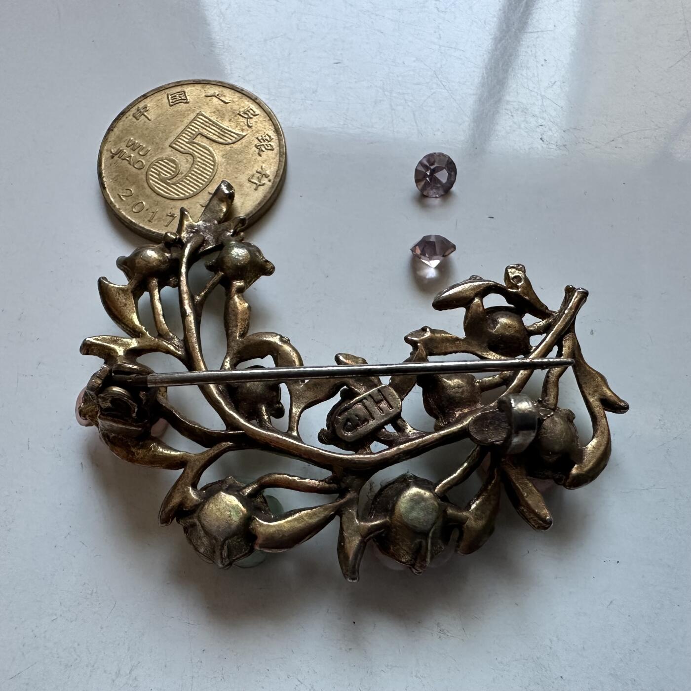 🌹外币初藏🌹🐯2026年第1场  每周二四六晚8️⃣点 接代拍 珐琅工艺胸针 2颗钻掉落