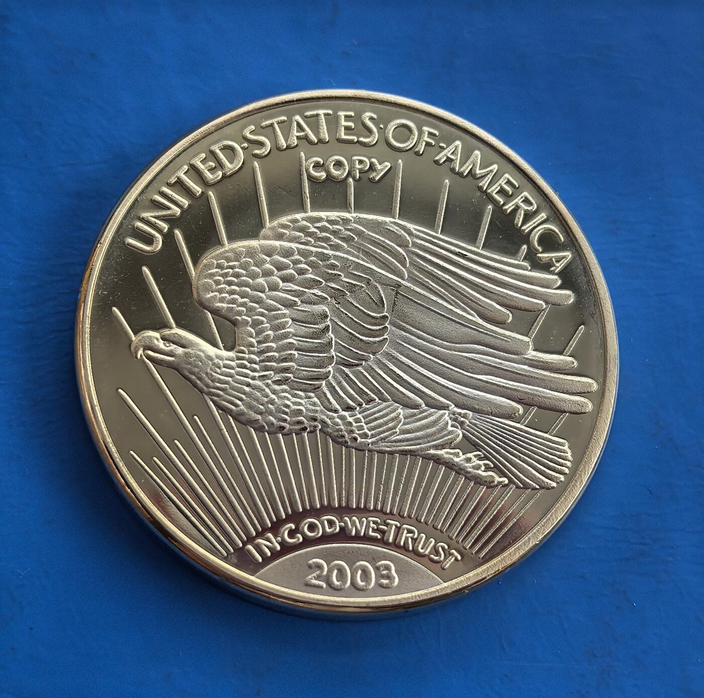 外国优质老铜币高银银币，周六九点倒数截拍，满百包邮，持续收拍 美国1933 年双鹰金币纪念章，直径40mm，32克，复刻传奇币型：正面自由女神持火炬橄榄枝，背面飞鹰雄姿，精制工艺还原细节，镜面莹润。原版天价稀世，此仿品以亲民价复刻经典，承载美国钱币文化符号，适合收藏入门、文化品鉴，是触摸历史名币艺术的独特载体，工艺与题材兼具 。直径40mm，32克