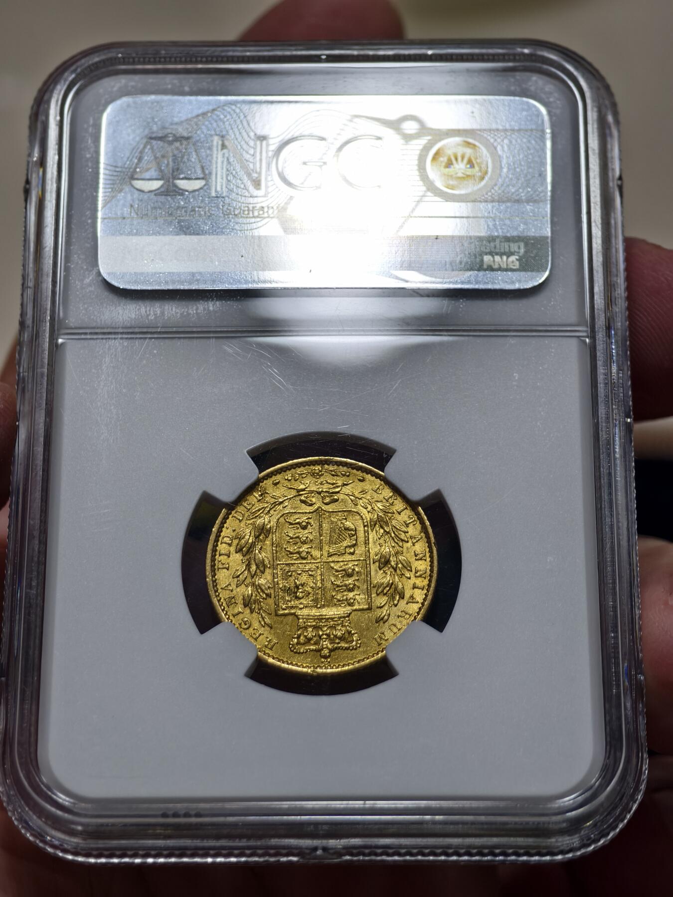 NGC-AU53英国1864年维多利亚女王青年版盾徽金币