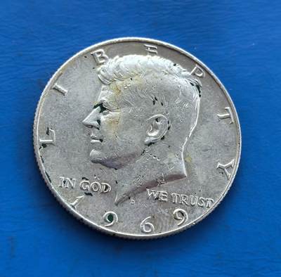 外国优质老铜币高银银币，周六九点倒数截拍，满百包邮，持续收拍 - 肯尼迪1969 年半元银币，为纪念遇刺总统发行，属早期银质版（后改铜镍合金）。正面肯尼迪肖像、背面国徽，凝萃 60 年代美国社会记忆。银币材质因时代更迭更显珍稀，承载历史厚重与币艺价值，是美国纪念币收藏标志，解码美式文化与时代脉络的独特载体 。