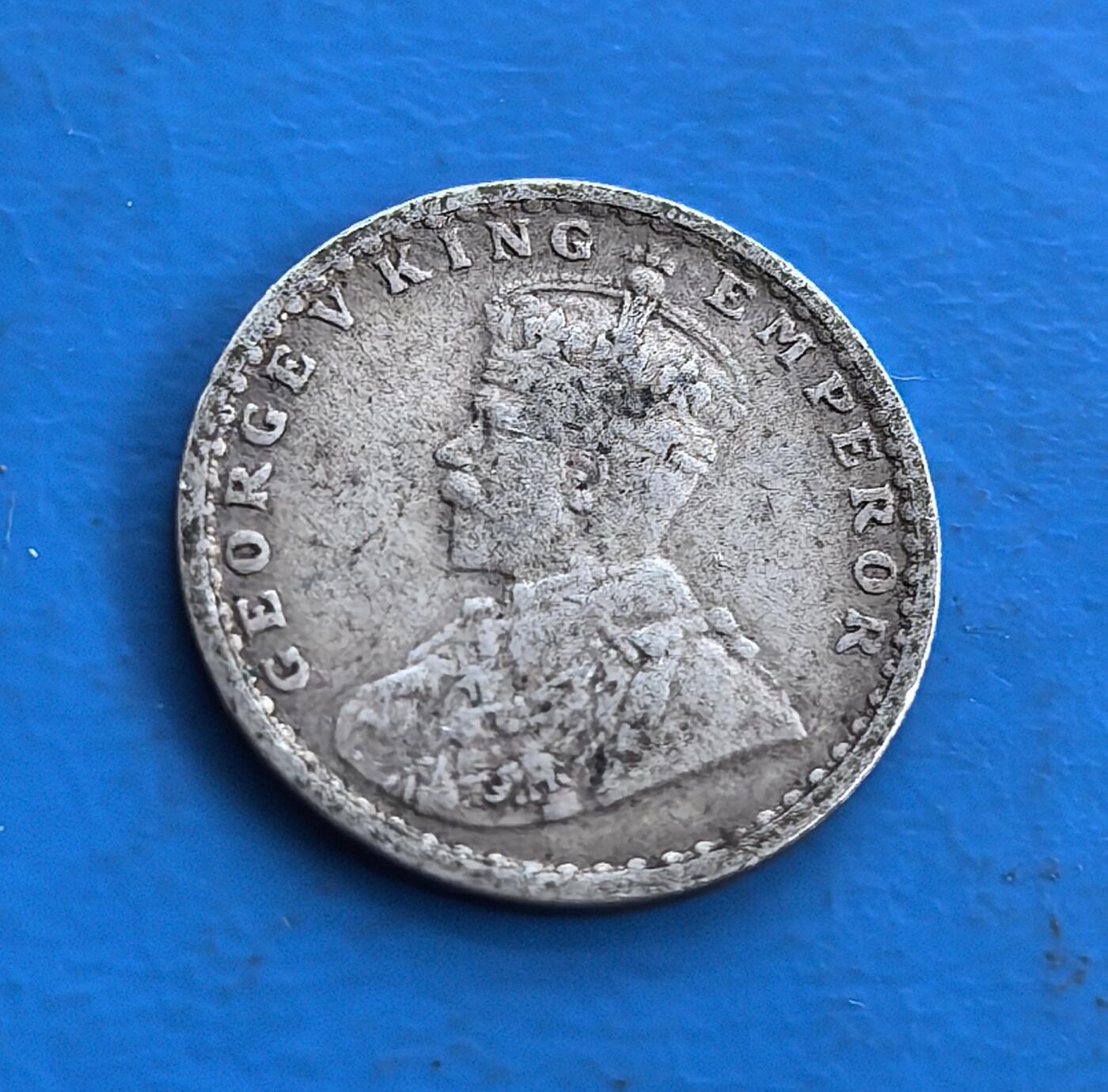 外国优质老铜币高银银币，周六九点倒数截拍，满百包邮，持续收拍 英属印度1914 年 2 安那银币，正面乔治五世 “国王 - 皇帝” 像，背面花卉纹环饰 “TWO ANNAS INDIA 1914” 及印度文。银质见证英殖民统治，设计融合英伦君主与印度装饰，铸于一战前夕，属殖民货币稀有标本。承载跨文化统治脉络，为研究英印关系、帝国货币史的独特藏品，藏殖民时代交融印记 。