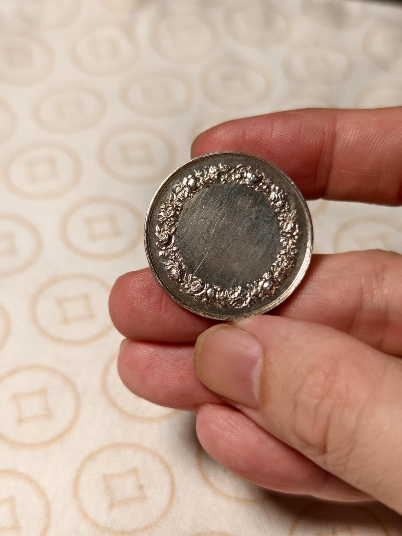 抚柳草堂-第五期章牌钱币（元旦欢庆场） 奖章勋章限时免佣 满百包邮 放漏专场 1879法国婚姻与爱情银章 背面无刻字可自用 950银重14克 少见烟斗ar银标 烟斗边铭仅1879年12月使用一个月 非常稀有