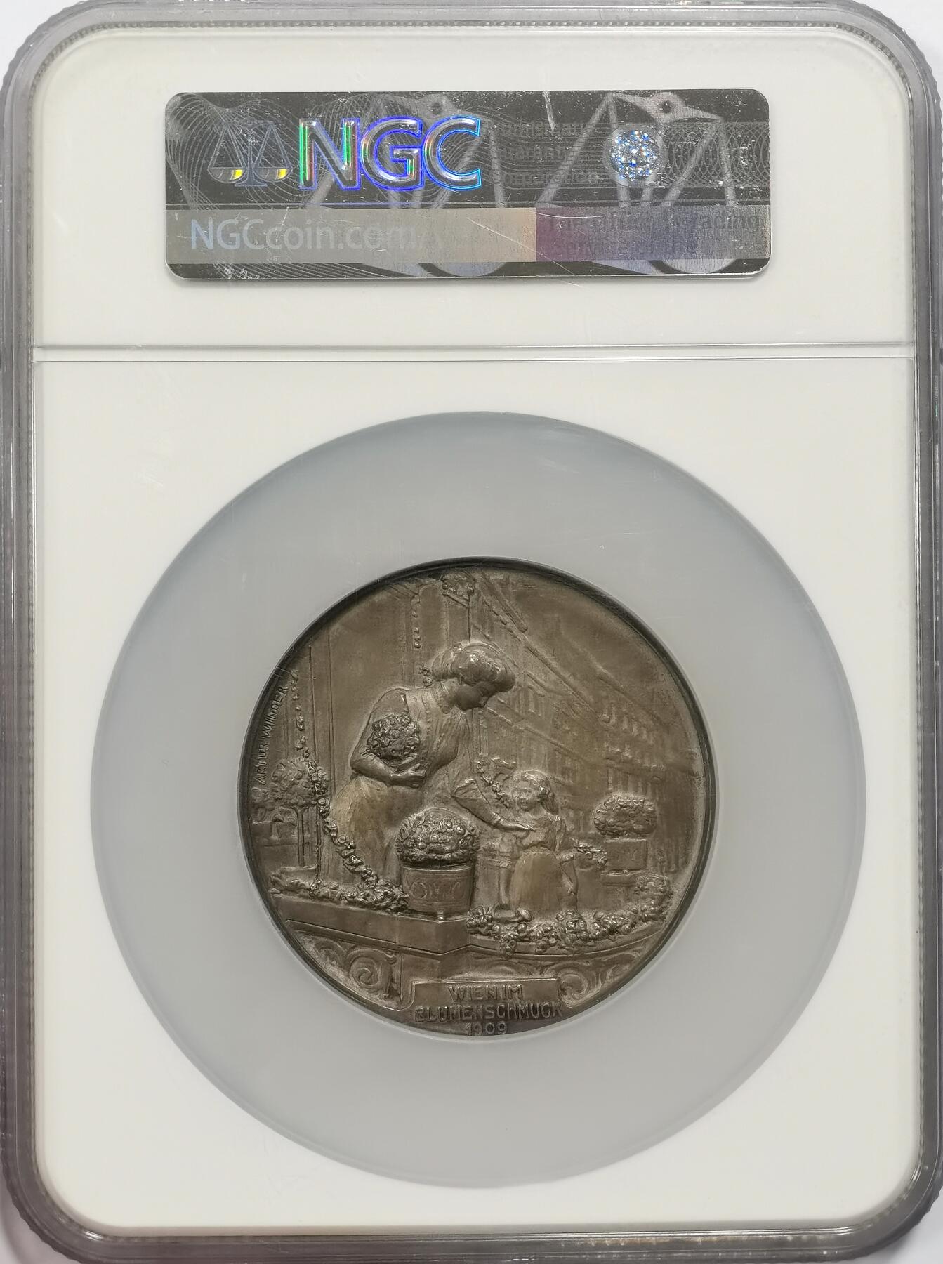 博洋堂“岁启嘉年”2026新年精品大拍专场暨第155期（全场包邮） NGC MS64 维也纳1909年市长纪念超大银章，唯一冠军分，62mm加大加厚盒子！超高浮雕！背面如诗歌般构筑了鲜花遍地的维也纳城市街道中，母亲带着女儿在幸福地徜徉。