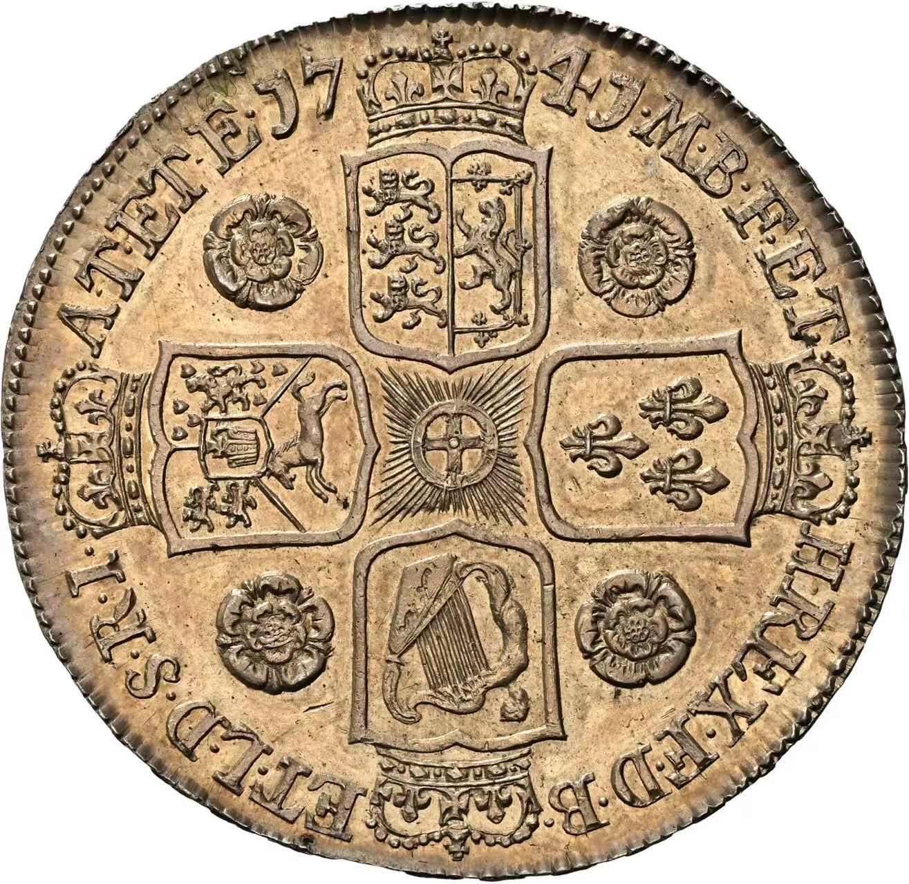 万国钱币拍卖第058期（万国新年大拍） NGC MS62 1741英国乔治二世玫瑰克朗 英国克朗系列中的大名誉品种 早期青年版头像 来自十八世纪中期的巅峰工艺 深峻的打制让你不会错过任何一个高点细节 玫瑰与纹章的设计在双面香槟金彩的加持下尽显雍容 不同错过的顶级收藏品质