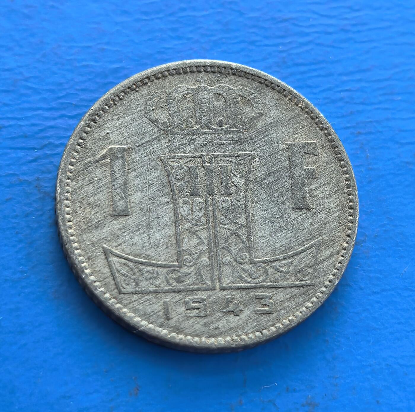 外国优质老铜币高银银币，周六九点倒数截拍，满百包邮，持续收拍 比利时 1943 年1 法郎锌币，铸于二战被占深期。正面雄狮纹章凝民族象征，背面面值纪年藏战时脉络。锌质包浆载战火痕迹，存世因战争损耗稀。属二战欧币标本，解码比利时苦难岁月，收藏融符号与历史厚重，是触摸战争记忆的独特载体 。