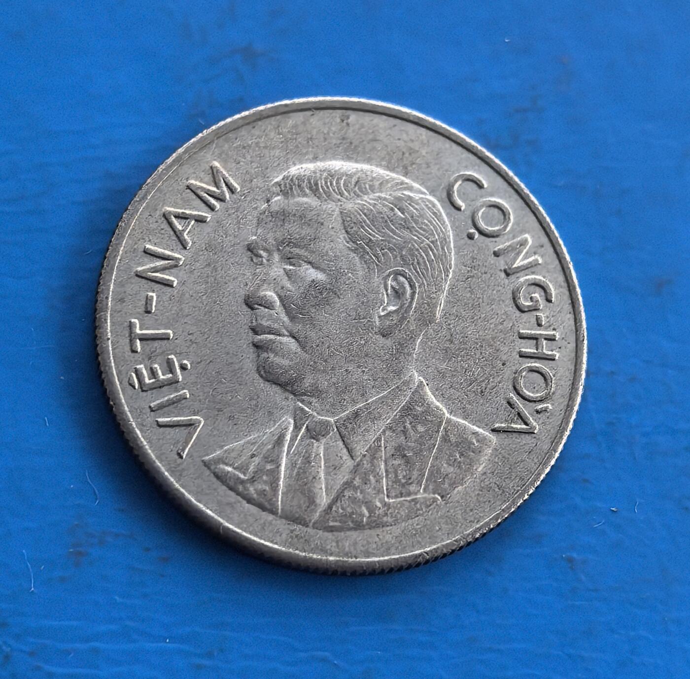 外国优质老铜币高银银币，周六九点倒数截拍，满百包邮，持续收拍 南越 1960 年1 盾，正面吴廷琰肖像，背面翠竹呼应越南文化符号，铭文 “VIỆT - NAM CỘNG - HÒA” 。冷战背景下南越政权早期货币，见证东南亚地缘博弈。包浆显岁月，地域流通稀缺，承载越南分裂时期记忆，是解码冷战货币史、拓展收藏视野的独特标的 。
