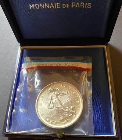 ❤️【币观天下】❤️ 第337期钱币拍卖- 2026.1.2周五晚上6点半场-长期征集拍品 - 1971年法国行走女神五法郎加厚银币（微瑕）带原盒包装