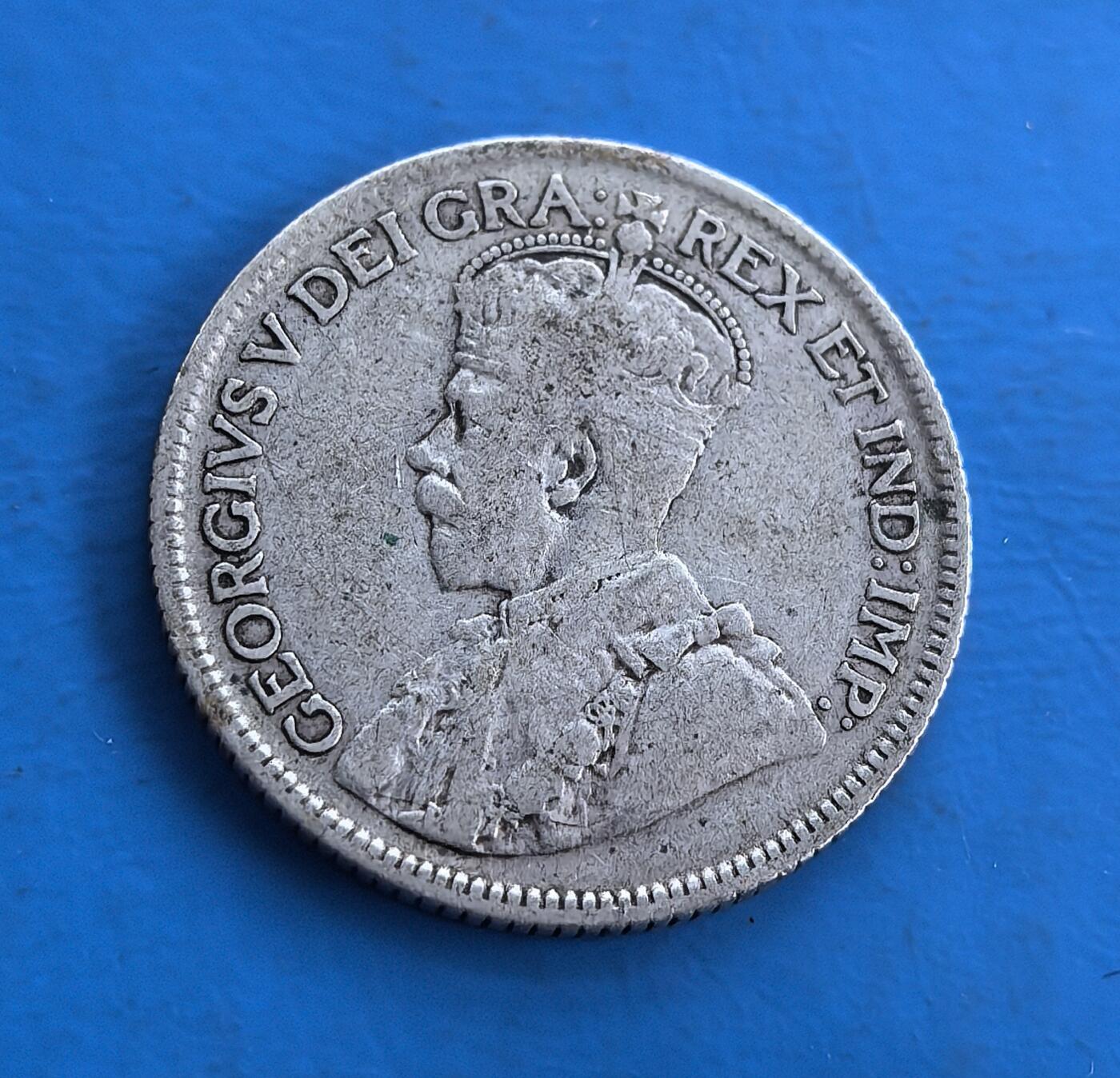 外国优质老铜币高银银币，周六九点倒数截拍，满百包邮，持续收拍 加拿大 1936 年25 分银币，正面为乔治五世像，背面有枫叶、皇冠等经典元素，历史跨度近百年，见证加拿大货币史，银币材质、独特年份与殖民文化印记，是钱币收藏兼具历史与艺术价值的优质标的 。