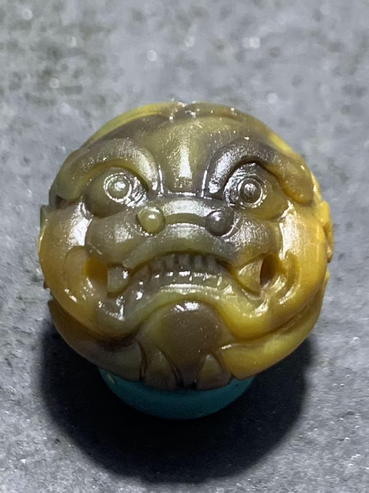 精美亚光冻料战国红玛瑙手工雕刻瑞兽圆珠一颗！