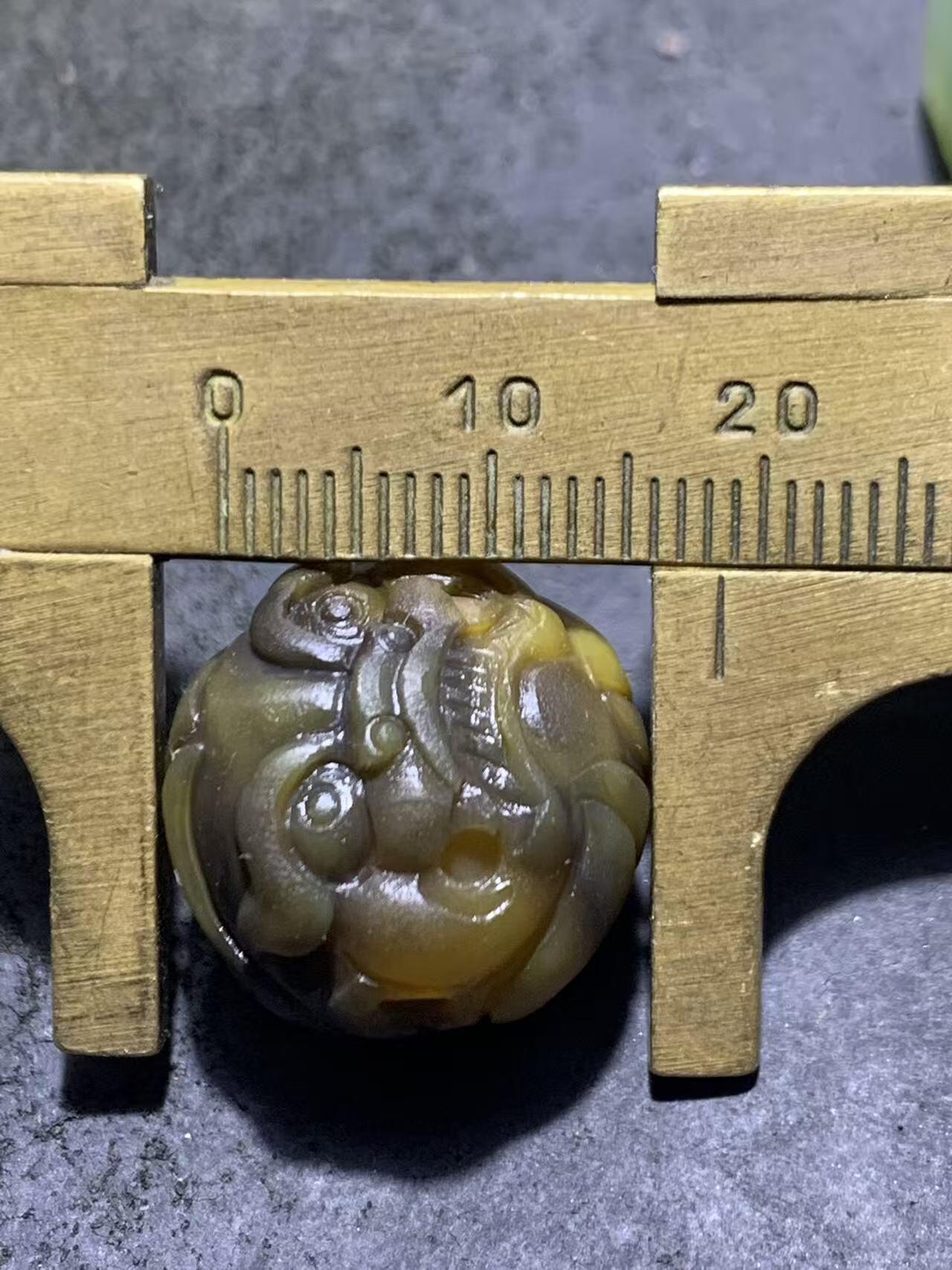 精美亚光冻料战国红玛瑙手工雕刻瑞兽圆珠一颗！