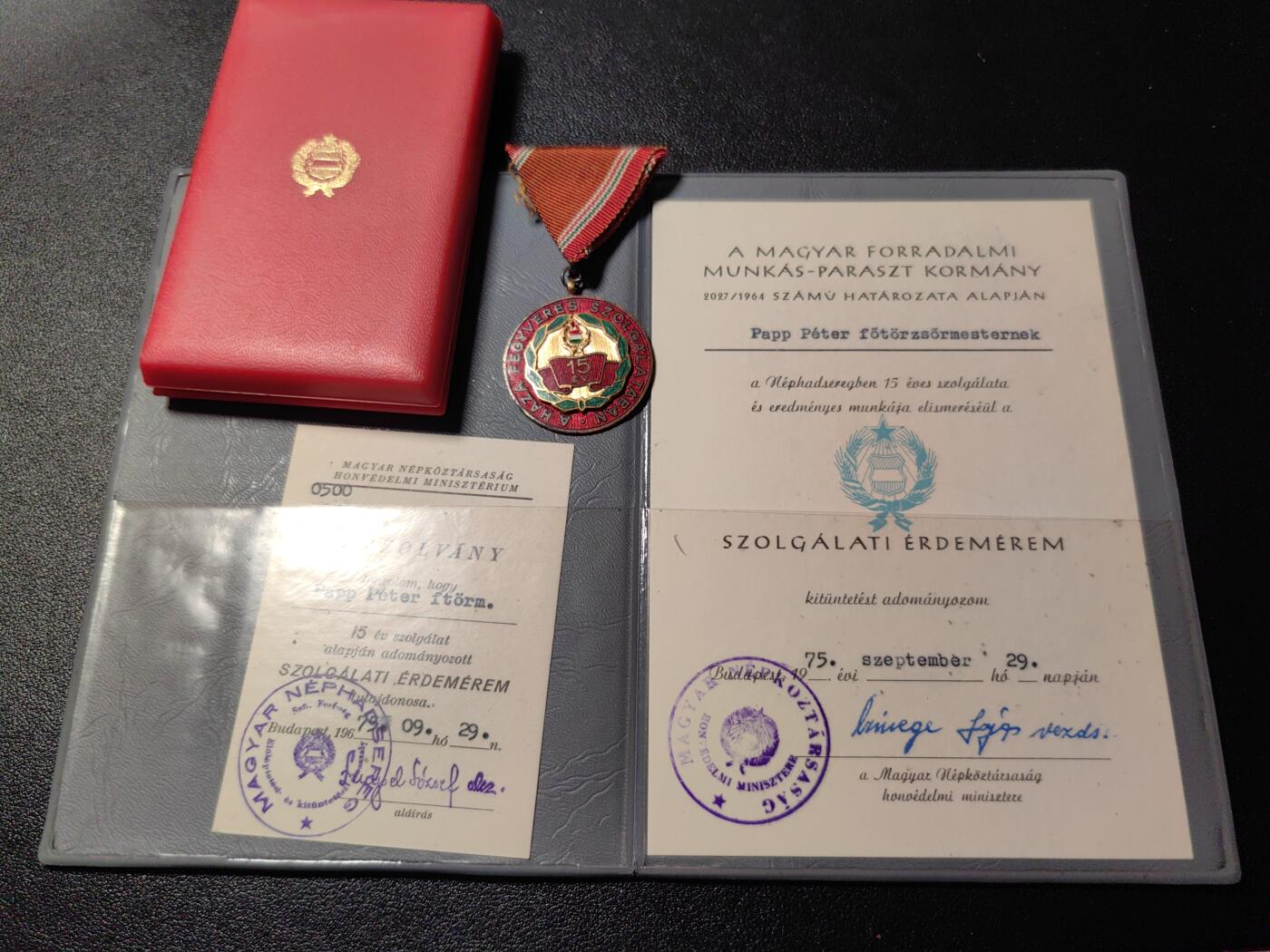 靖甫拍卖新拍第一场 匈牙利人民军15年圆满服役奖章带大小证