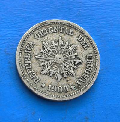 外国优质老铜币高银银币，周六九点倒数截拍，满百包邮，持续收拍 - 乌拉圭 1909 年2 分，见证南美共和初创期。背面放射纹象征独立精神，正面花环寄和平愿景，设计融地域符号与时代寓意。铜镍包浆载百年痕迹，南美小众存世渐稀。解码乌拉圭建国脉络，藏拉美共和史意趣，是触摸异域货币文化的独特标本 。