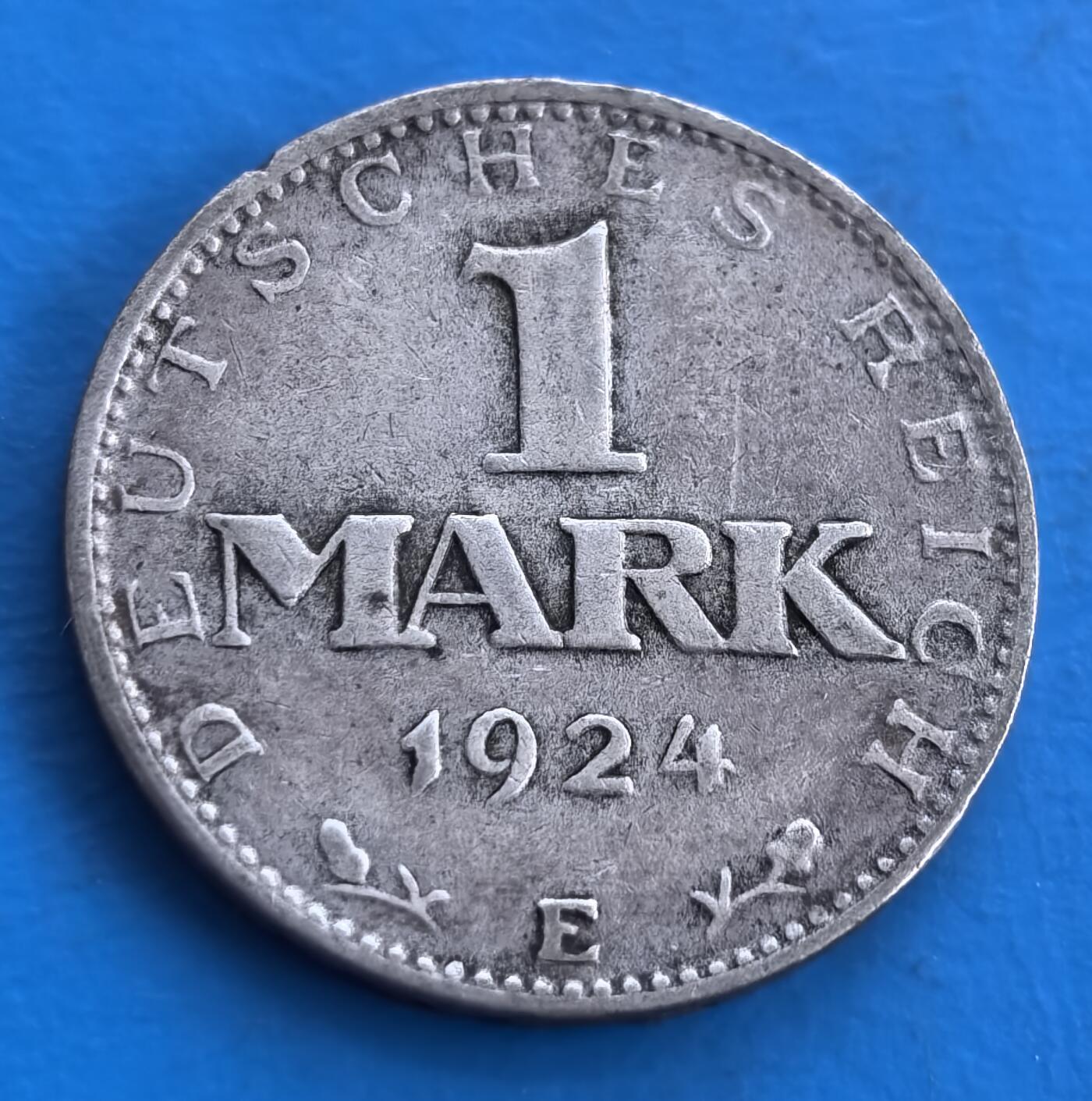 外国优质老铜币高银银币，周六九点倒数截拍，满百包邮，持续收拍 德国魏玛共和国1924 年1 马克银币，正面镌魏玛鹰徽，背面铭文古朴。见证战后经济重建，承载魏玛时期历史。币面包浆自然，细节仍晰，是欧洲早期共和货币代表，为研究德国历史、丰富收藏的佳选，历史厚重与收藏价值兼具 。