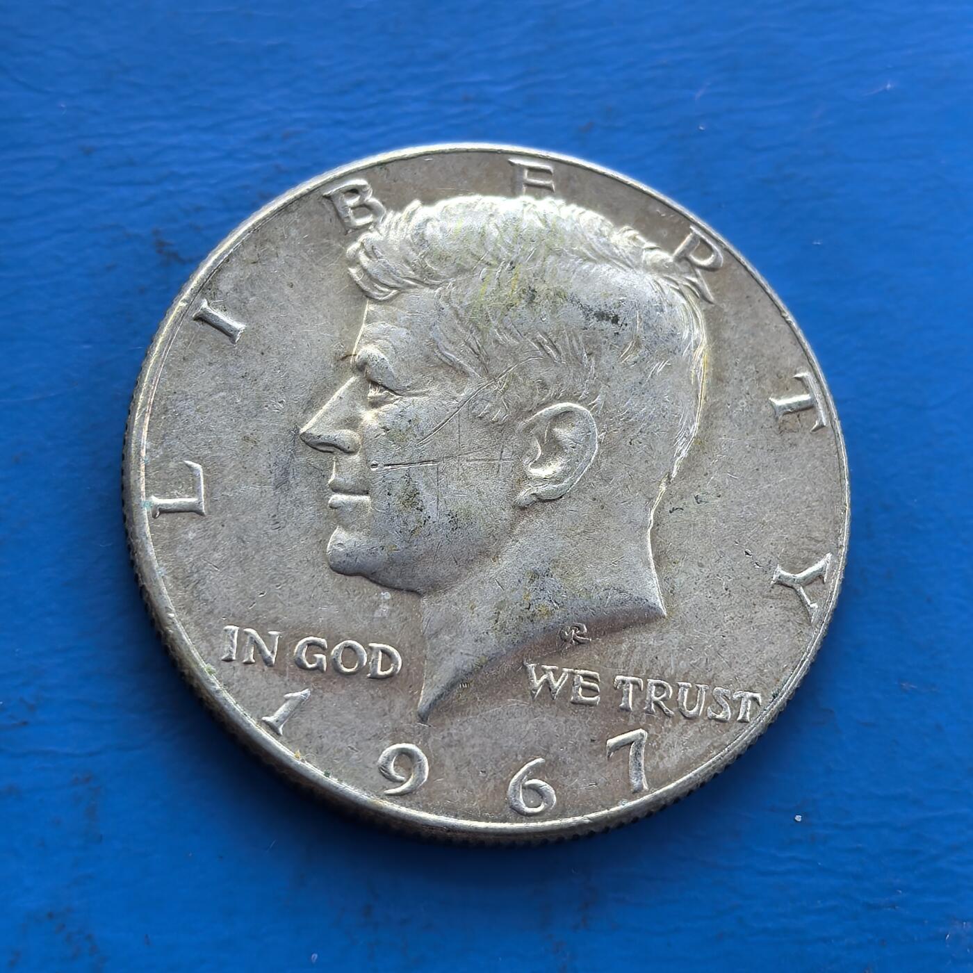 外国优质老铜币高银银币，周六九点倒数截拍，满百包邮，持续收拍 肯尼迪1967 年半元银币，为纪念遇刺总统发行，属早期银质版（后改铜镍合金）。正面肯尼迪肖像、背面国徽，凝萃 60 年代美国社会记忆。银币材质因时代更迭更显珍稀，承载历史厚重与币艺价值，是美国纪念币收藏标志，解码美式文化与时代脉络的独特载体 。