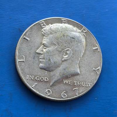 外国优质老铜币高银银币，周六九点倒数截拍，满百包邮，持续收拍 - 肯尼迪1967 年半元银币，为纪念遇刺总统发行，属早期银质版（后改铜镍合金）。正面肯尼迪肖像、背面国徽，凝萃 60 年代美国社会记忆。银币材质因时代更迭更显珍稀，承载历史厚重与币艺价值，是美国纪念币收藏标志，解码美式文化与时代脉络的独特载体 。