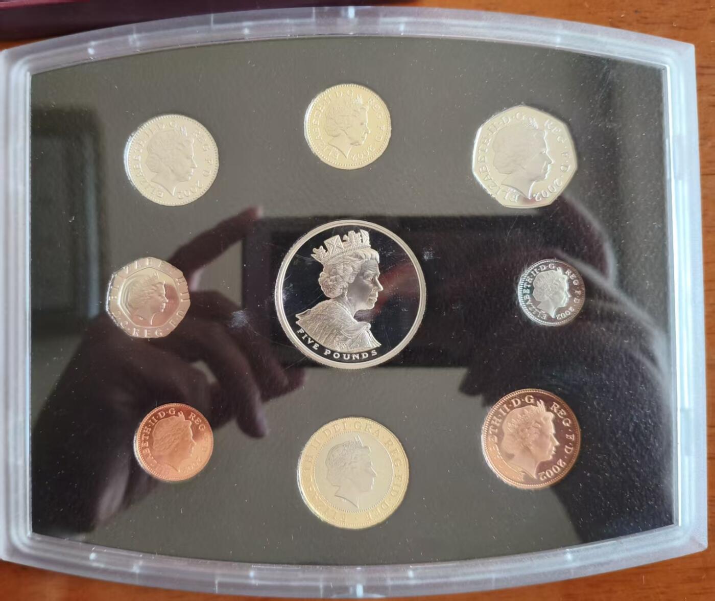 ❤️【币观天下】❤️ 第337期钱币拍卖- 2026.1.2周五晚上6点半场-长期征集拍品 英国2002年精制套币 女王登基50周年金禧纪念五镑 英格兰三狮一镑