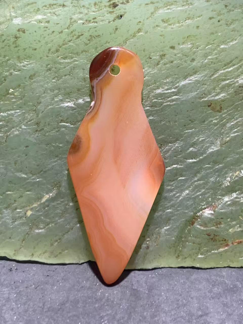 巴西玛瑙飞镖形通货吊坠一个，