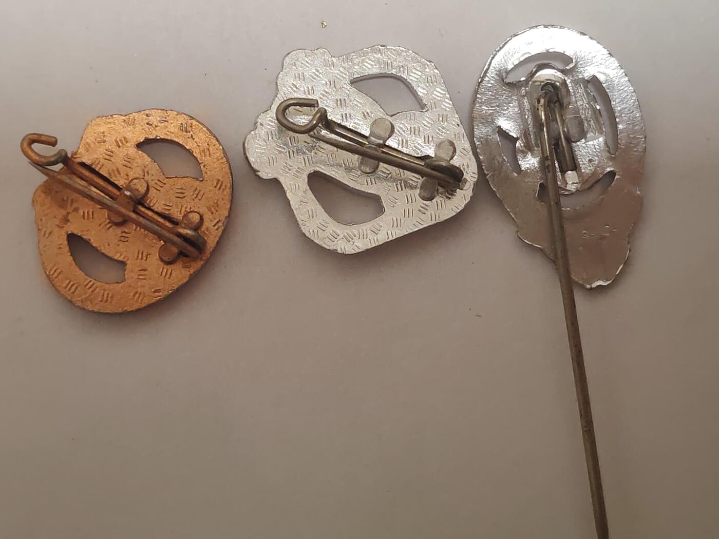 韵星假日拍卖第三十四期 -- Rimey Holidays Auction 34 民主德国体育技能证章插针一组