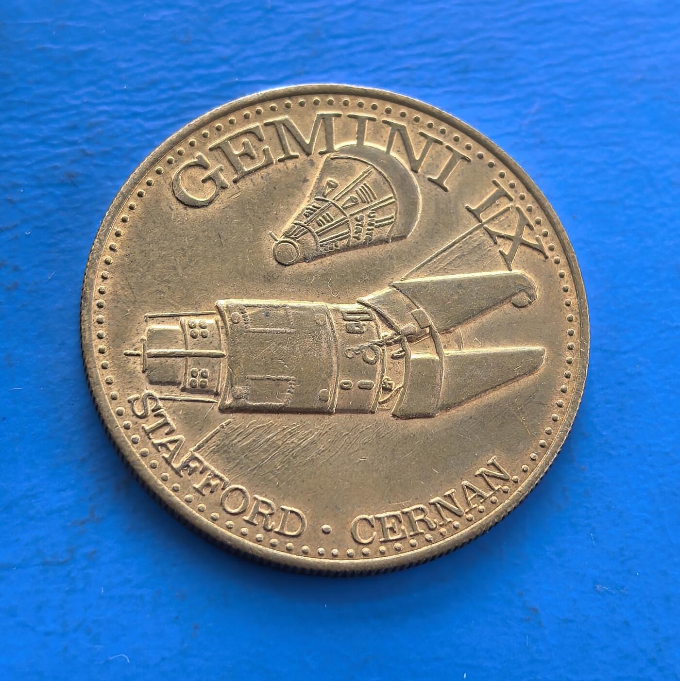 外国优质老铜币高银银币，周六九点倒数截拍，满百包邮，持续收拍 1966 年双子座 9 号任务纪念章，见证 NASA 太空交会里程碑（泰坦 II 火箭、阿金纳对接），镌宇航员 Stafford、Cernan 名，铜质凝萃太空竞赛热血。作为登月前奏的航天史物证，承载人类探索宇宙的勇气与技术突破，是太空迷、科技藏家解码航天史诗的独特标的 。