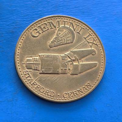 外国优质老铜币高银银币，周六九点倒数截拍，满百包邮，持续收拍 - 1966 年双子座 9 号任务纪念章，见证 NASA 太空交会里程碑（泰坦 II 火箭、阿金纳对接），镌宇航员 Stafford、Cernan 名，铜质凝萃太空竞赛热血。作为登月前奏的航天史物证，承载人类探索宇宙的勇气与技术突破，是太空迷、科技藏家解码航天史诗的独特标的 。