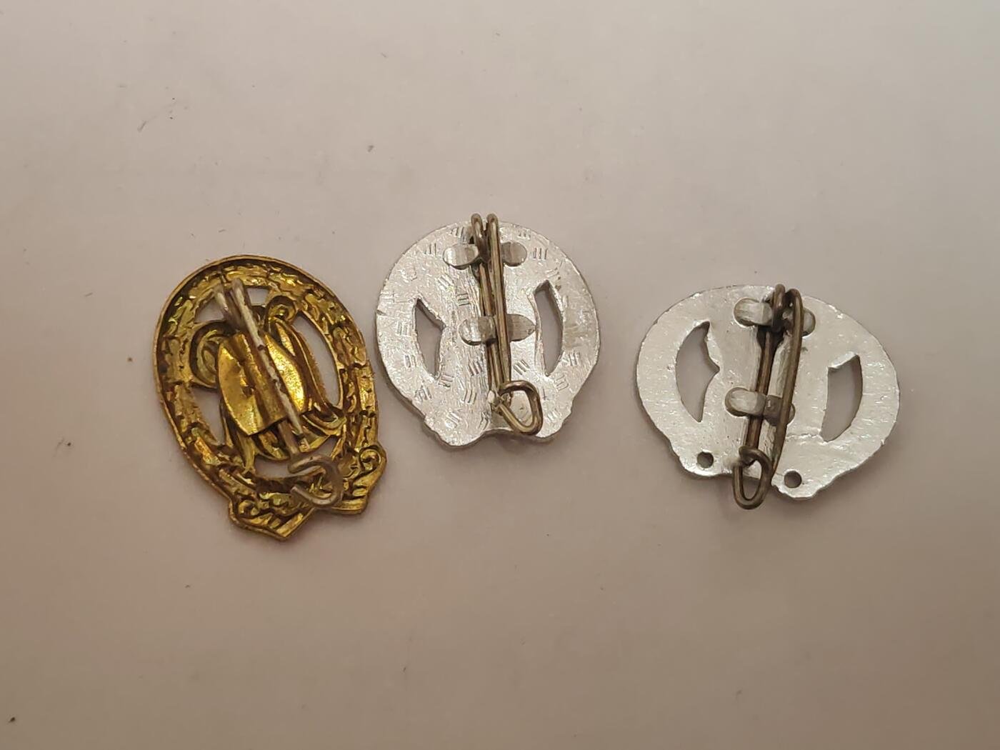 韵星假日拍卖第三十四期 -- Rimey Holidays Auction 34 民主德国体育技能证章一组